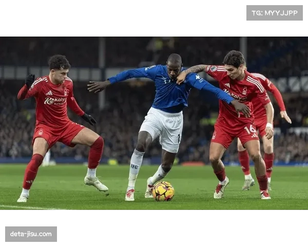 赛场通讯:埃弗顿球迷高歌激励,球队下半场通过提升转换强度连入两球 赛场通讯:埃弗顿球迷高歌激励,球队下半场通过提升转换强度连入两球